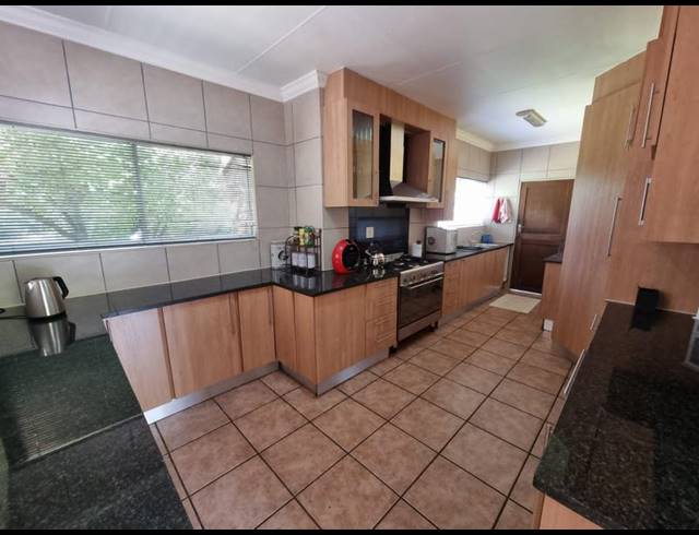 5 BEDROOM HOUSE FOR SALE IN THREE RIVERS EAST